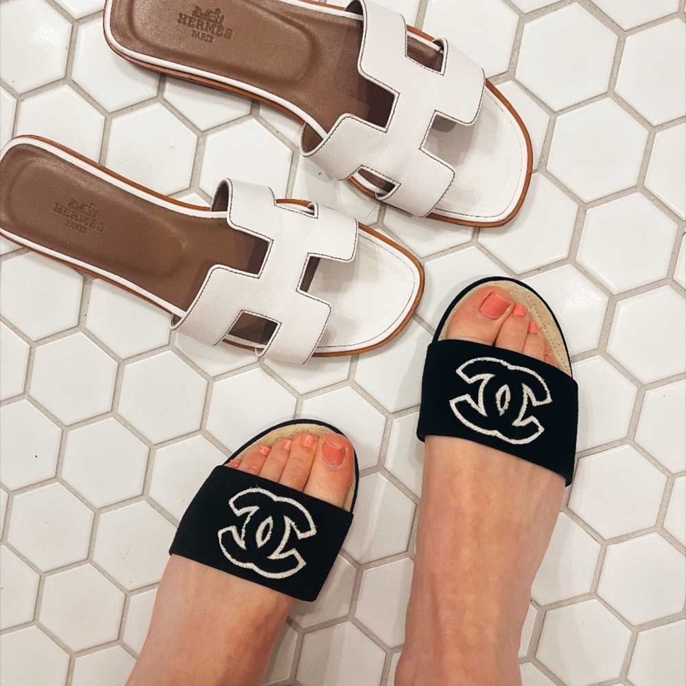 Rare CHANEL Interlocking CC Black Leather Open Toe Slides / Mules / 38 - Picture 2 of 9